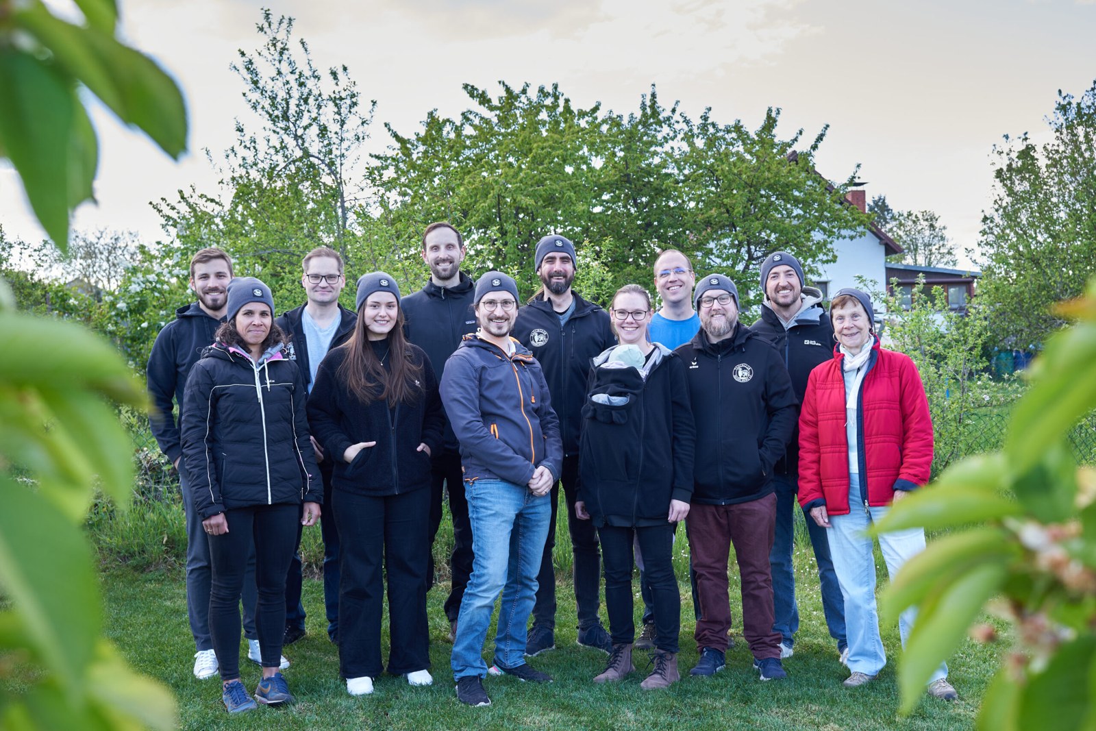 Gruppenfoto zum Vorstandswechsel mit aktuellen und ehemaligen Vorstandsmitgliedern